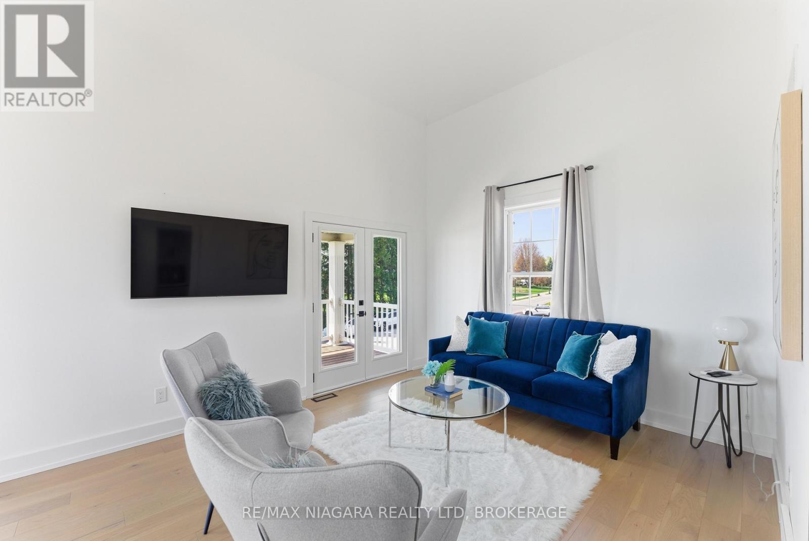 616 Lakeshore Road, Fort Erie (Lakeshore), ON - Indoor Photo Showing Living Room