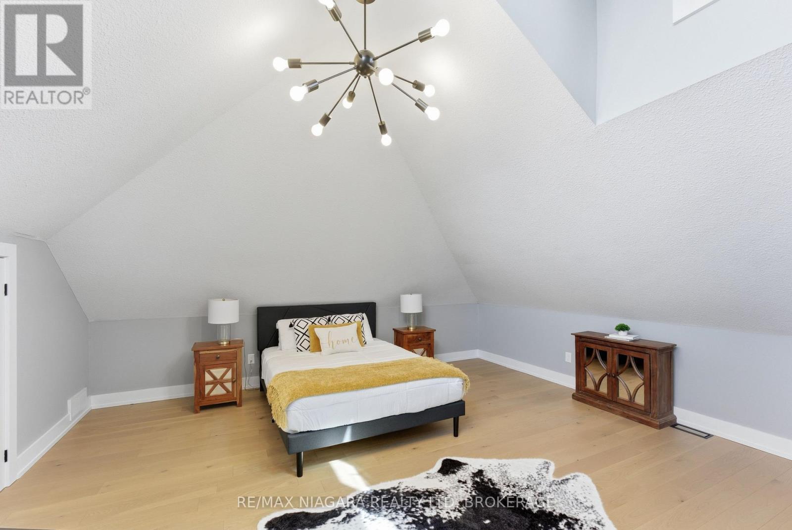 616 Lakeshore Road, Fort Erie (Lakeshore), ON - Indoor Photo Showing Bedroom