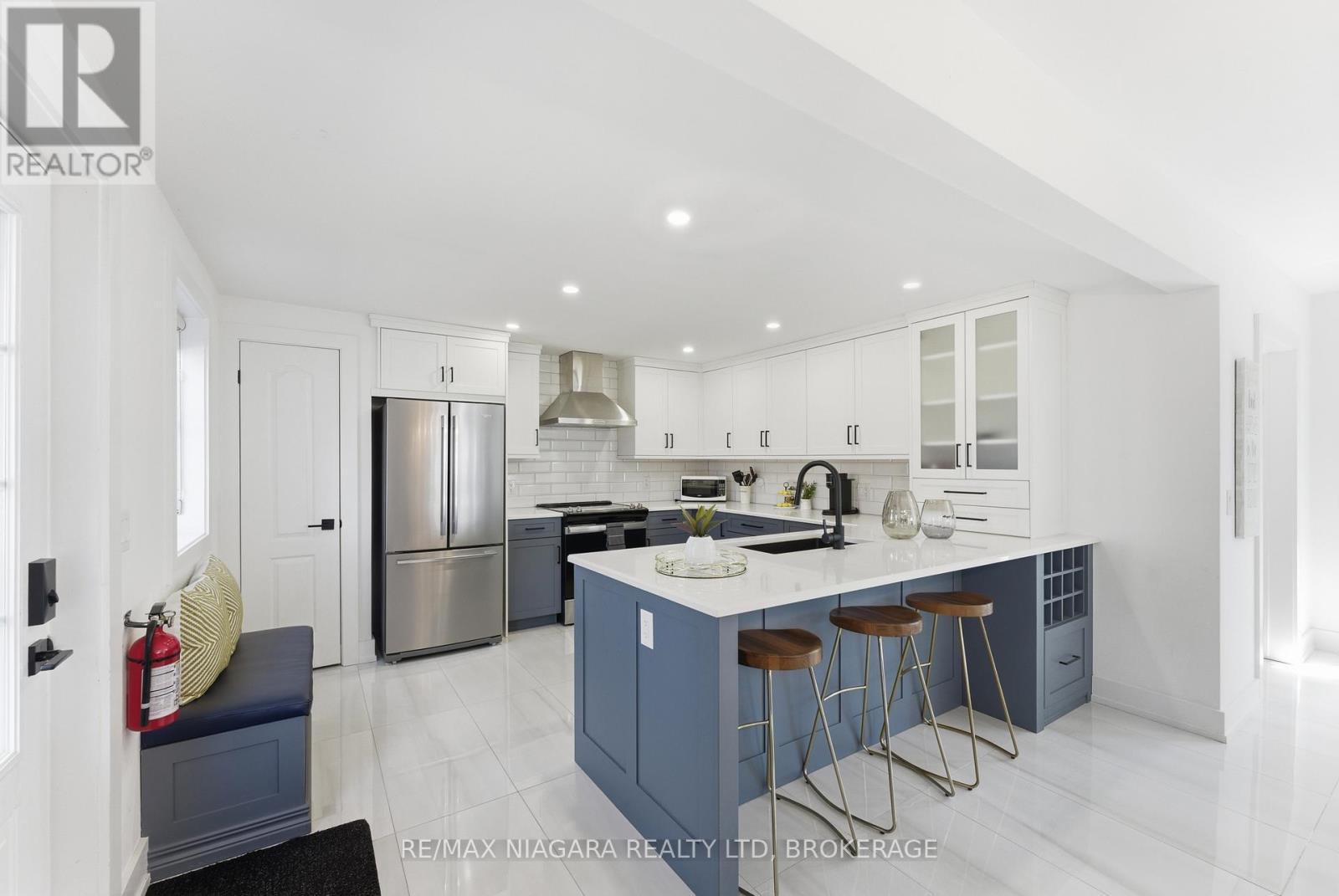 616 Lakeshore Road, Fort Erie (Lakeshore), ON - Indoor Photo Showing Kitchen