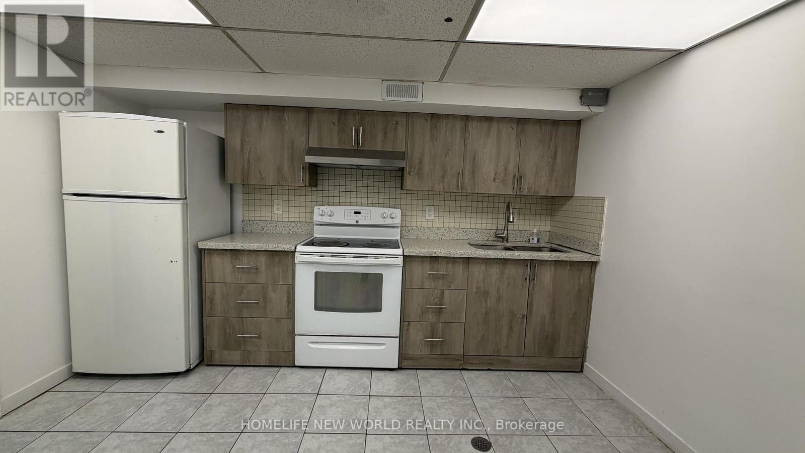 Lower Level - 135 Pineway Boulevard, Toronto, ON - Indoor Photo Showing Kitchen With Double Sink