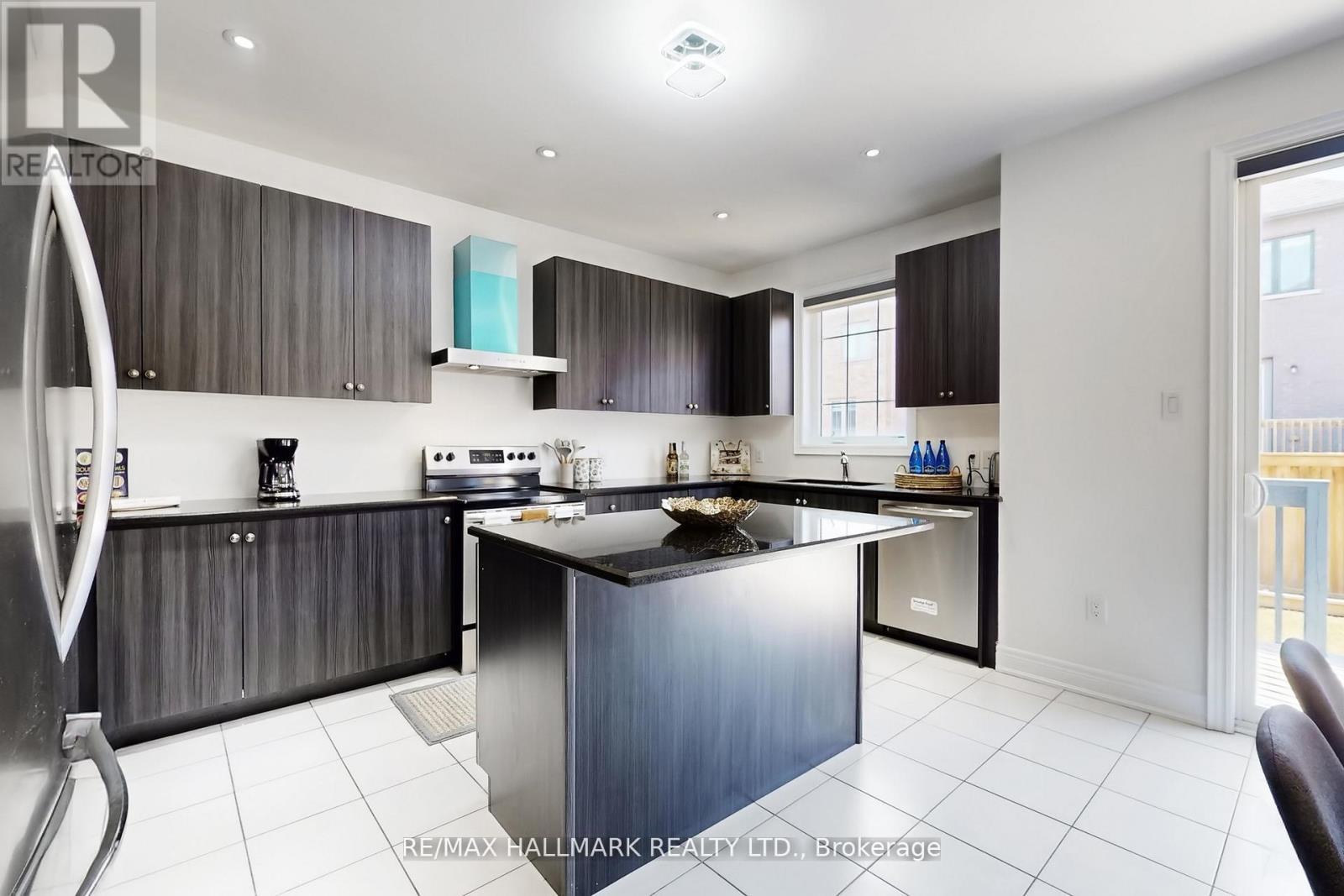 9 Lyle Way E, Brampton, ON - Indoor Photo Showing Kitchen With Upgraded Kitchen