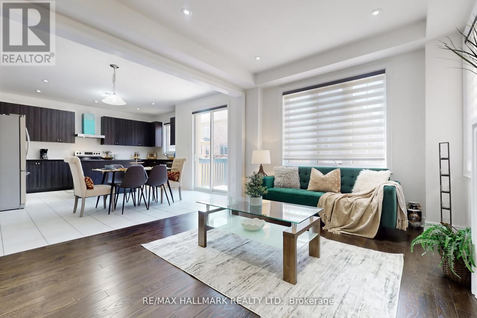 9 Lyle Way E, Brampton, ON - Indoor Photo Showing Living Room