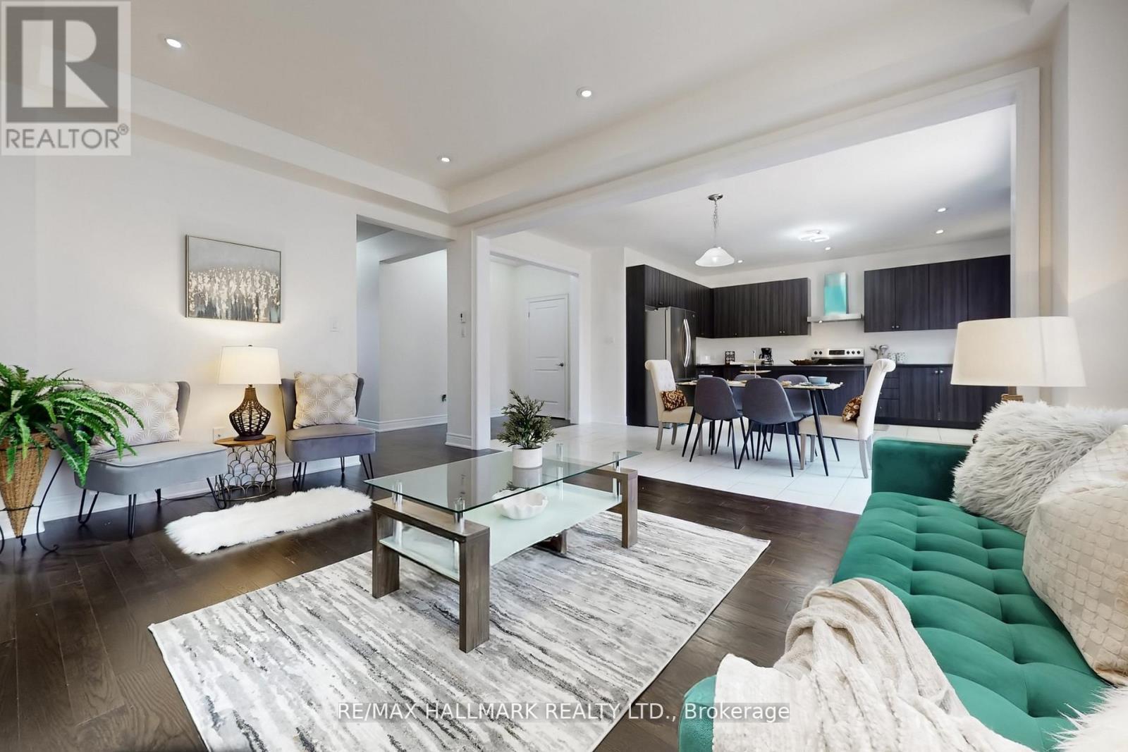 9 Lyle Way E, Brampton, ON - Indoor Photo Showing Living Room