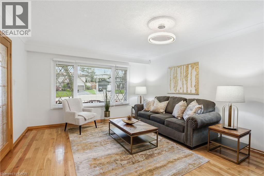 2127 Larabee Court, Burlington, ON - Indoor Photo Showing Living Room