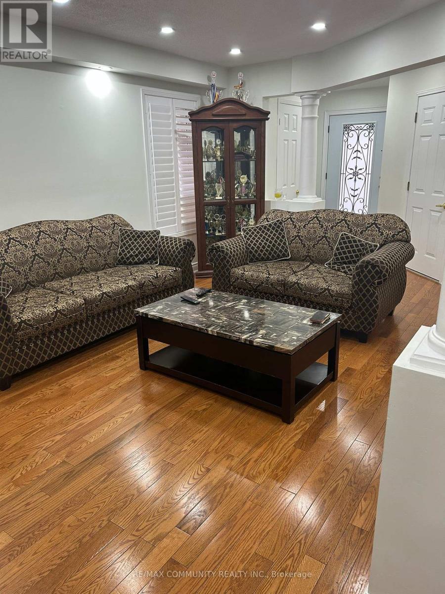 4332 Guildwood Way, Mississauga, ON - Indoor Photo Showing Living Room