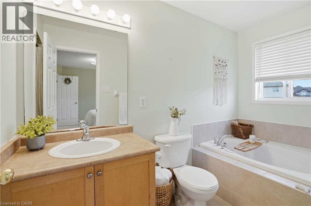 156 Provident Way, Hamilton, ON - Indoor Photo Showing Bathroom