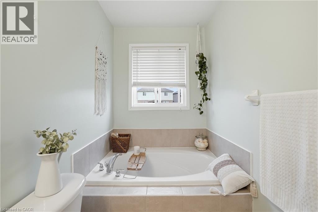 156 Provident Way, Hamilton, ON - Indoor Photo Showing Bathroom
