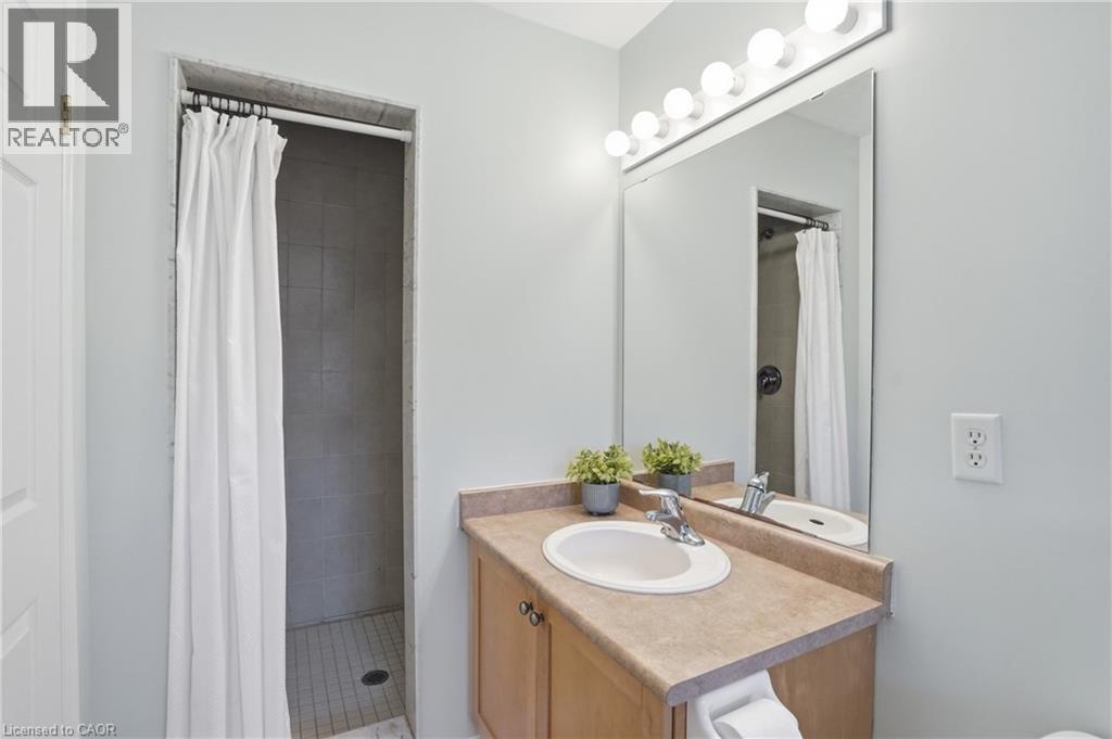 156 Provident Way, Hamilton, ON - Indoor Photo Showing Bathroom