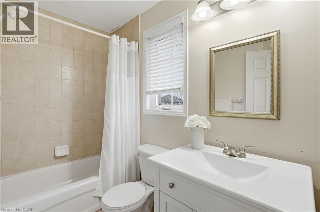 156 Provident Way, Hamilton, ON - Indoor Photo Showing Bathroom