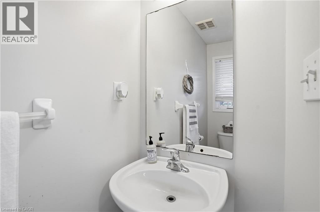 156 Provident Way, Hamilton, ON - Indoor Photo Showing Bathroom