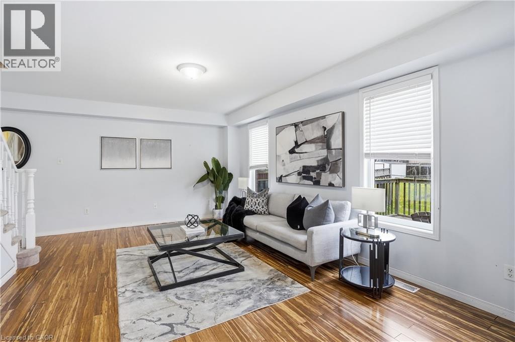156 Provident Way, Hamilton, ON - Indoor Photo Showing Living Room