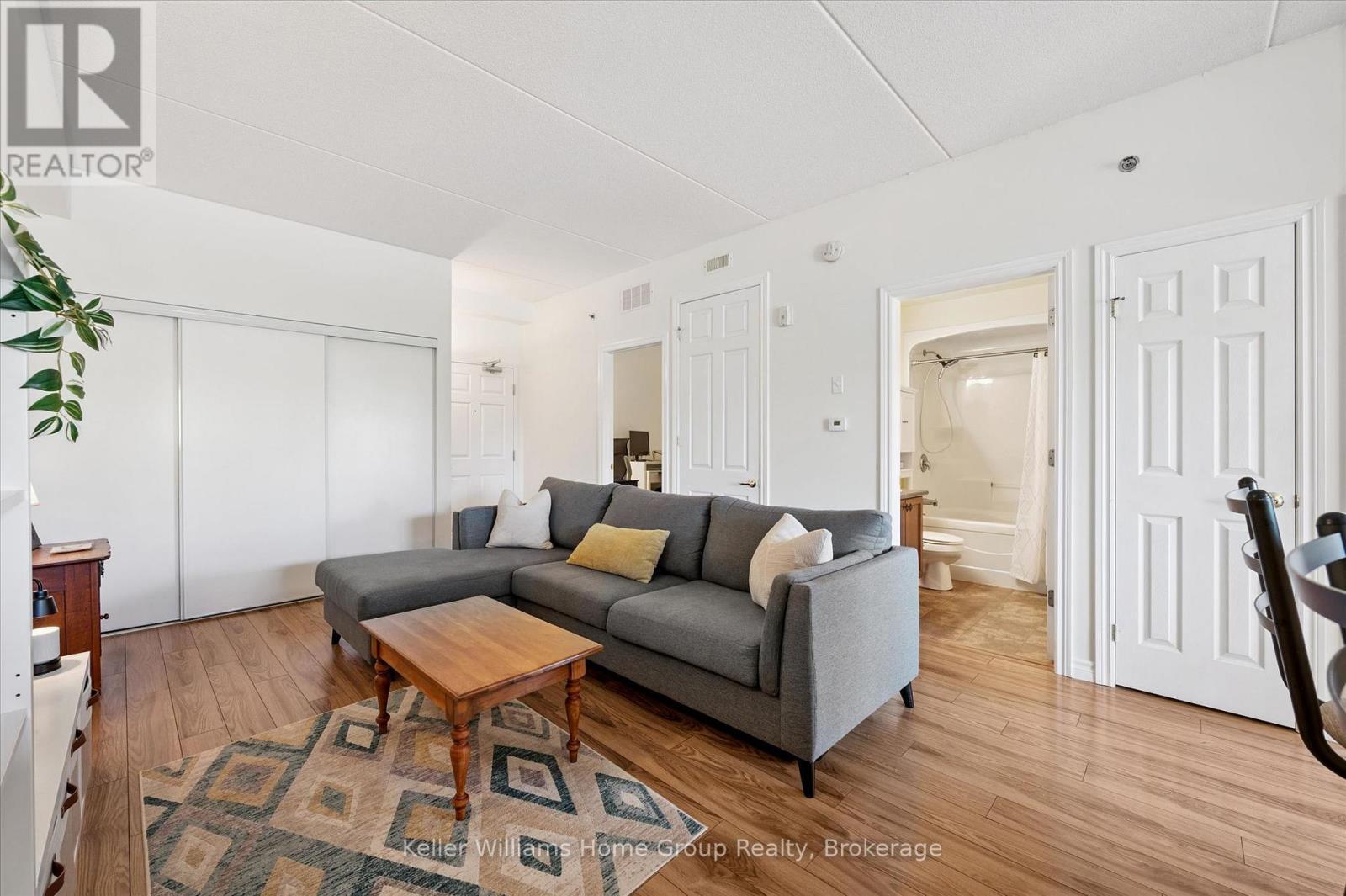 114 - 308 Watson Parkway N, Guelph (Grange Road), ON - Indoor Photo Showing Living Room