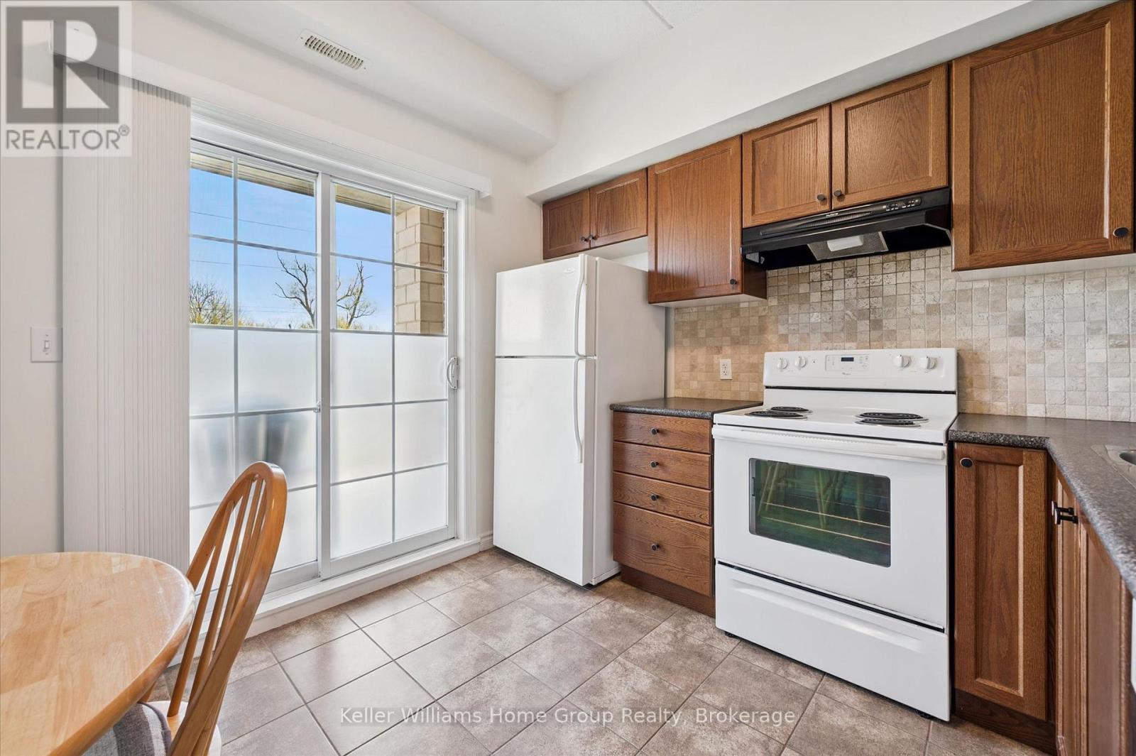 114 - 308 Watson Parkway N, Guelph (Grange Road), ON - Indoor Photo Showing Kitchen