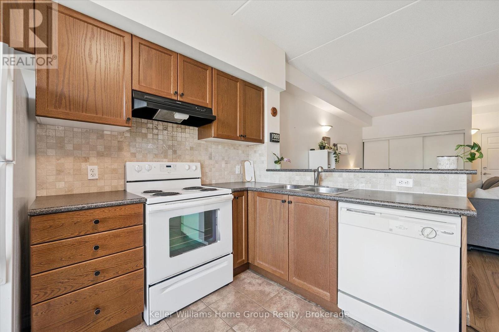 114 - 308 Watson Parkway N, Guelph (Grange Road), ON - Indoor Photo Showing Kitchen With Double Sink