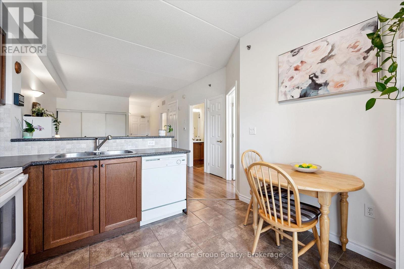 114 - 308 Watson Parkway N, Guelph (Grange Road), ON - Indoor Photo Showing Kitchen With Double Sink