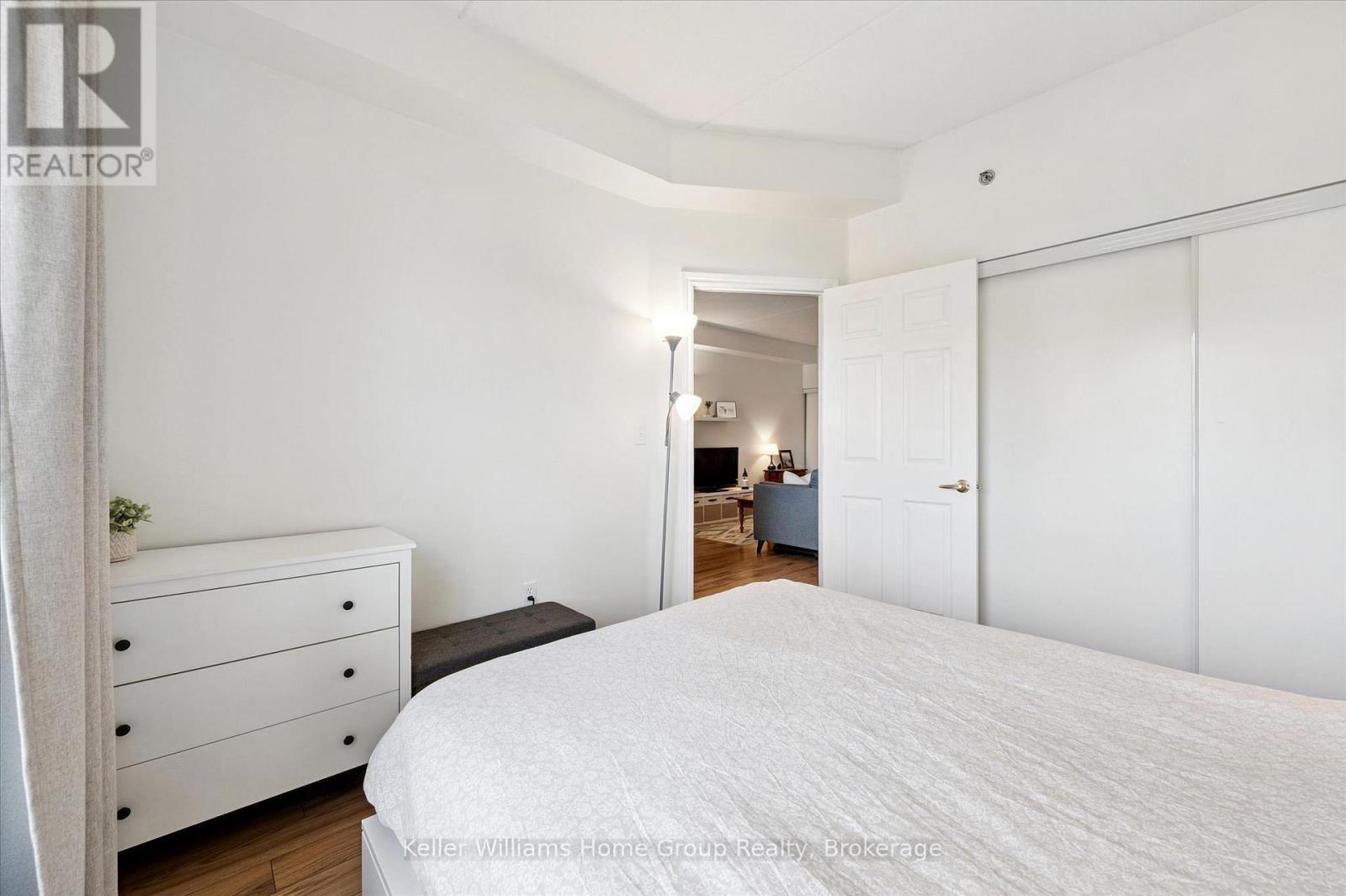114 - 308 Watson Parkway N, Guelph (Grange Road), ON - Indoor Photo Showing Bedroom