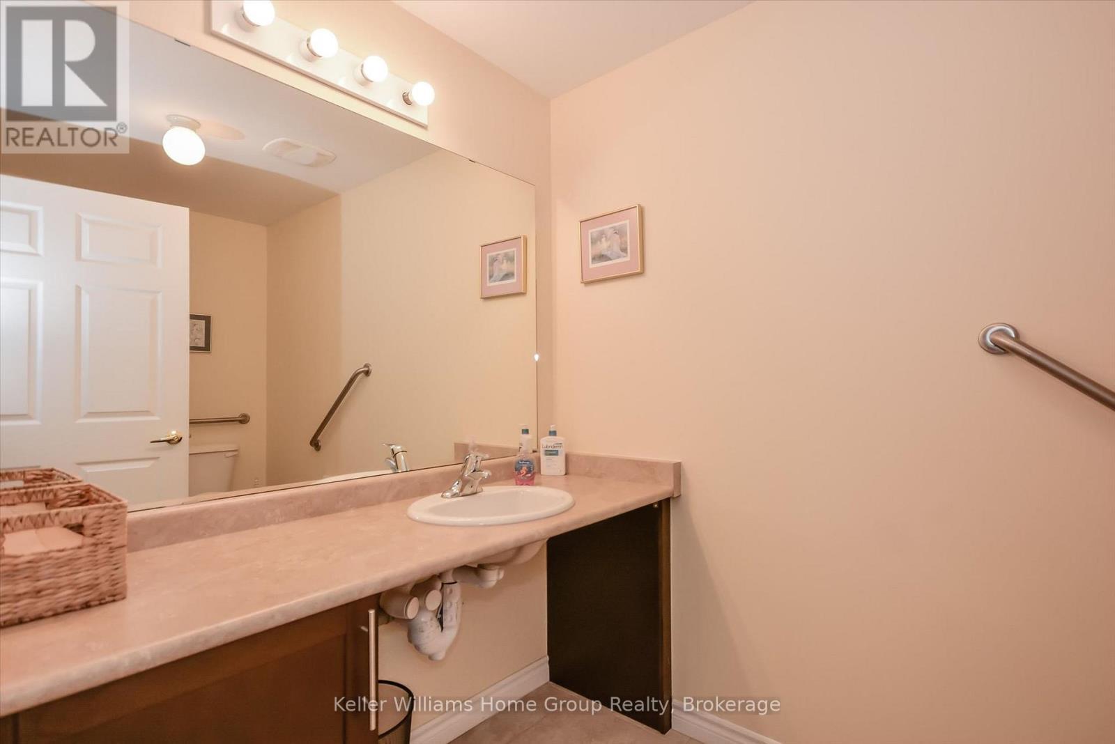 114 - 308 Watson Parkway N, Guelph (Grange Road), ON - Indoor Photo Showing Bathroom