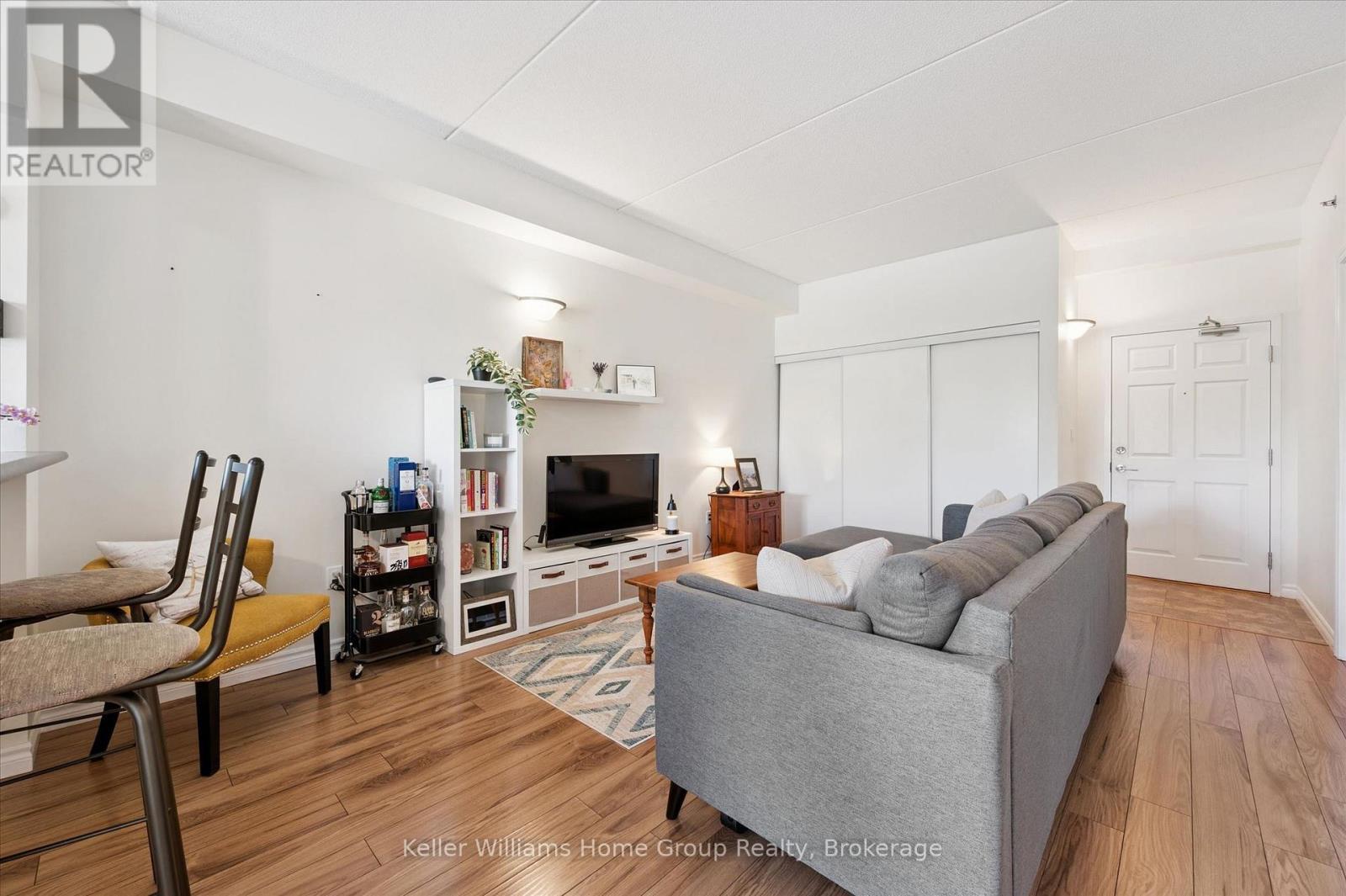 114 - 308 Watson Parkway N, Guelph (Grange Road), ON - Indoor Photo Showing Living Room