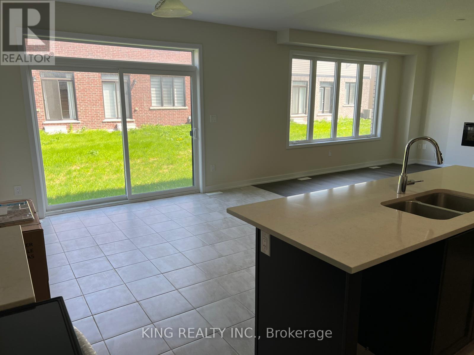 82 Sunflower Crescent, Thorold, ON - Indoor Photo Showing Kitchen With Double Sink