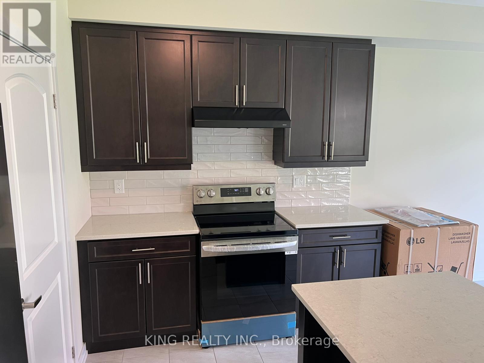 82 Sunflower Crescent, Thorold, ON - Indoor Photo Showing Kitchen