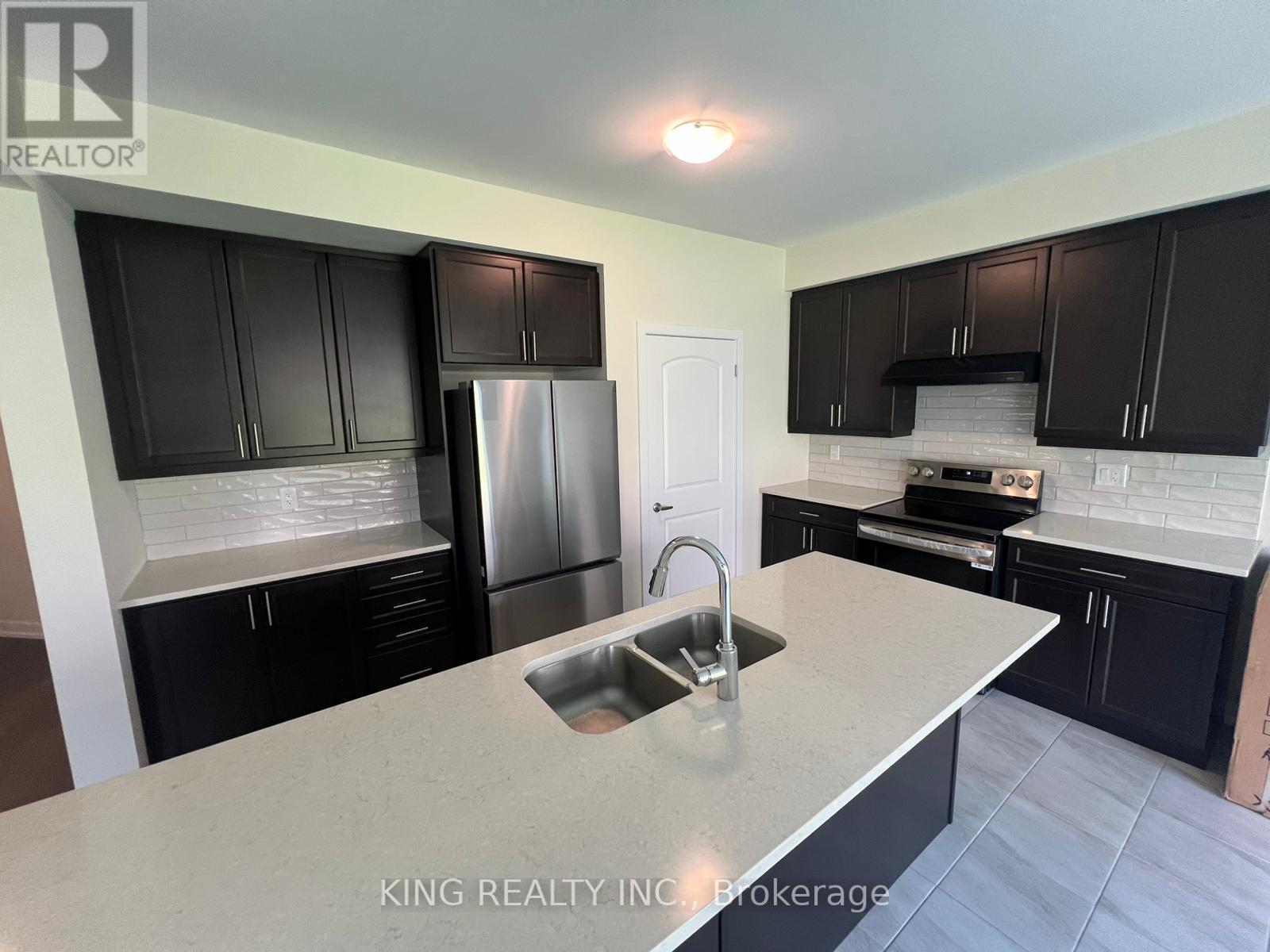 82 Sunflower Crescent, Thorold, ON - Indoor Photo Showing Kitchen With Double Sink