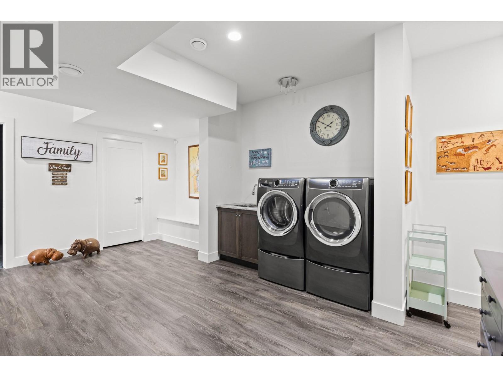3643 Wild Rose Road, Kelowna, BC - Indoor Photo Showing Laundry Room