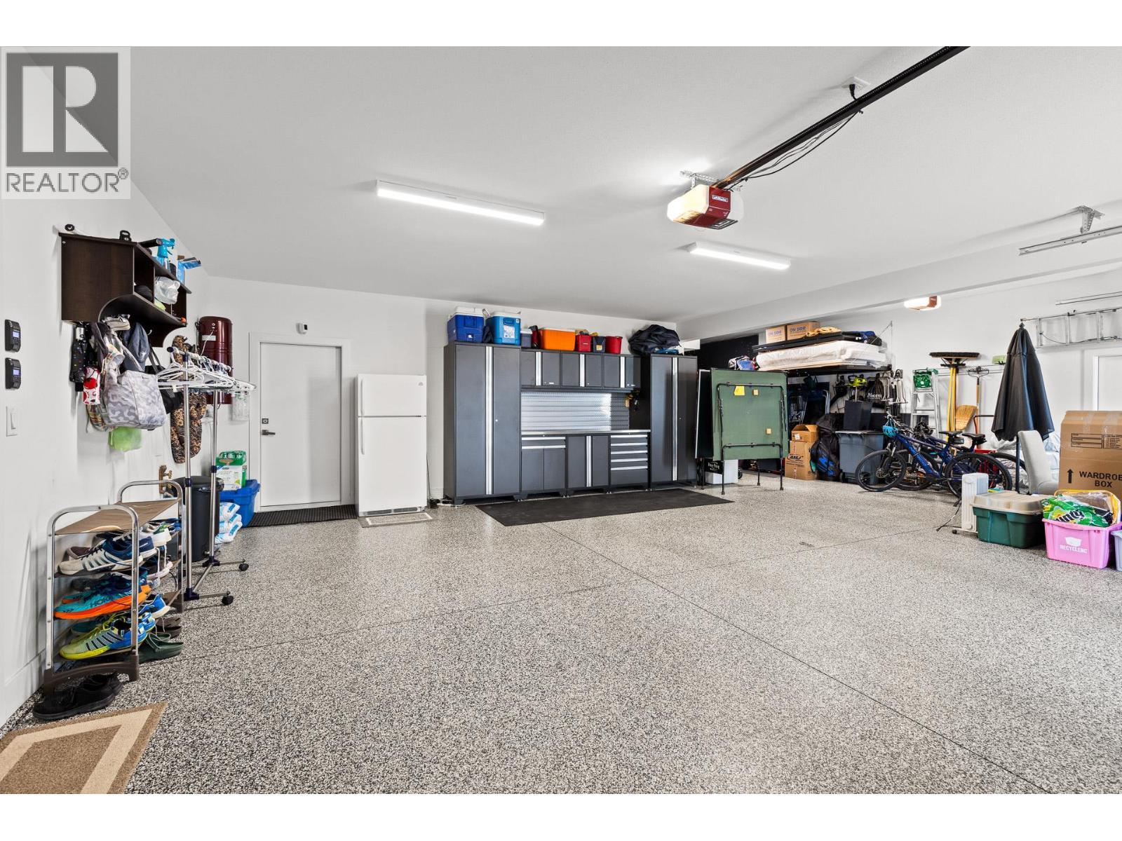 3643 Wild Rose Road, Kelowna, BC - Indoor Photo Showing Garage