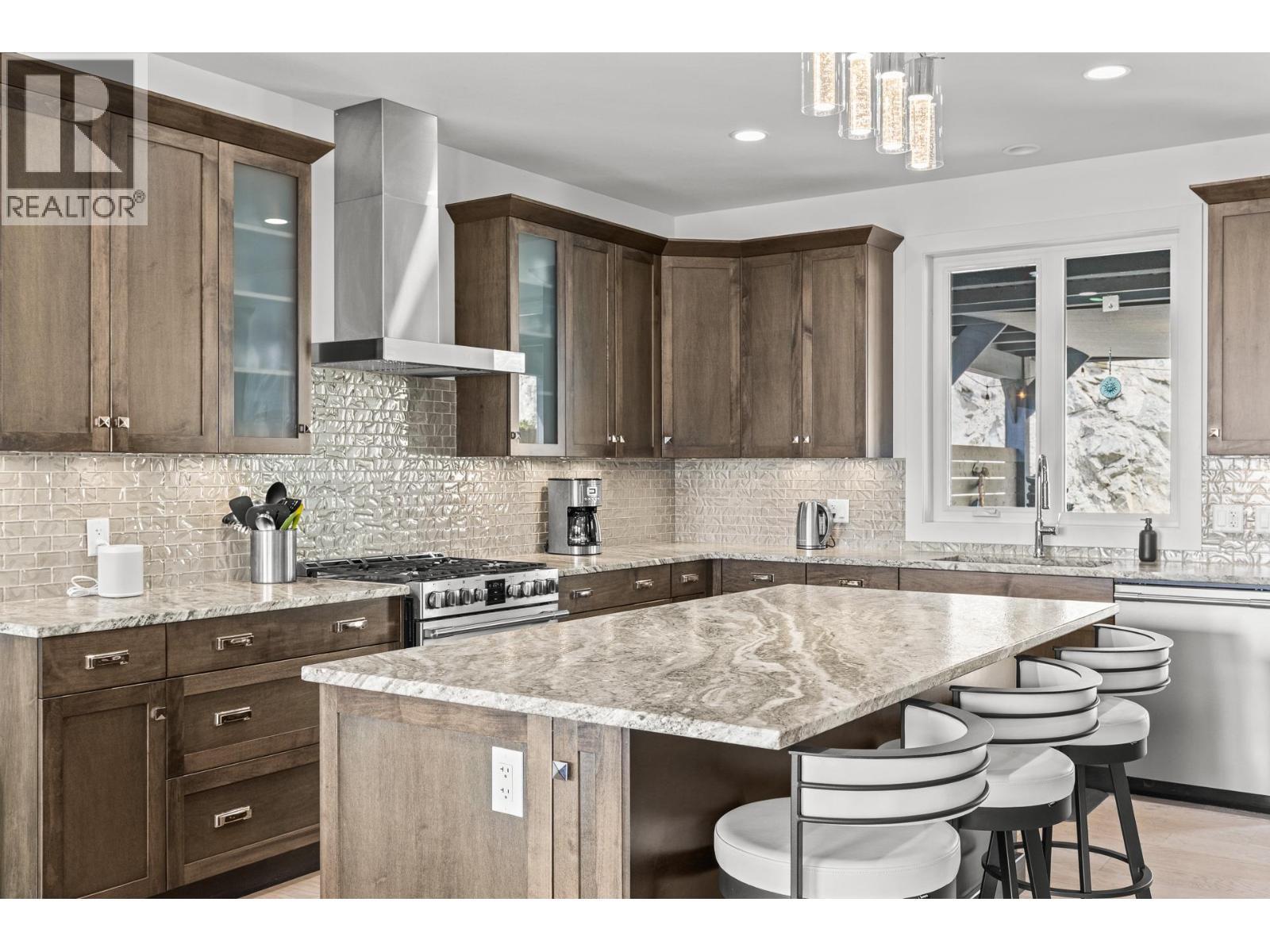 3643 Wild Rose Road, Kelowna, BC - Indoor Photo Showing Kitchen With Upgraded Kitchen