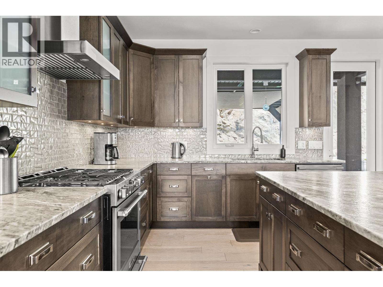 3643 Wild Rose Road, Kelowna, BC - Indoor Photo Showing Kitchen With Upgraded Kitchen