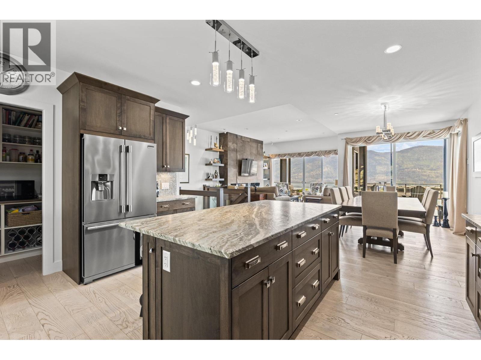3643 Wild Rose Road, Kelowna, BC - Indoor Photo Showing Kitchen With Upgraded Kitchen