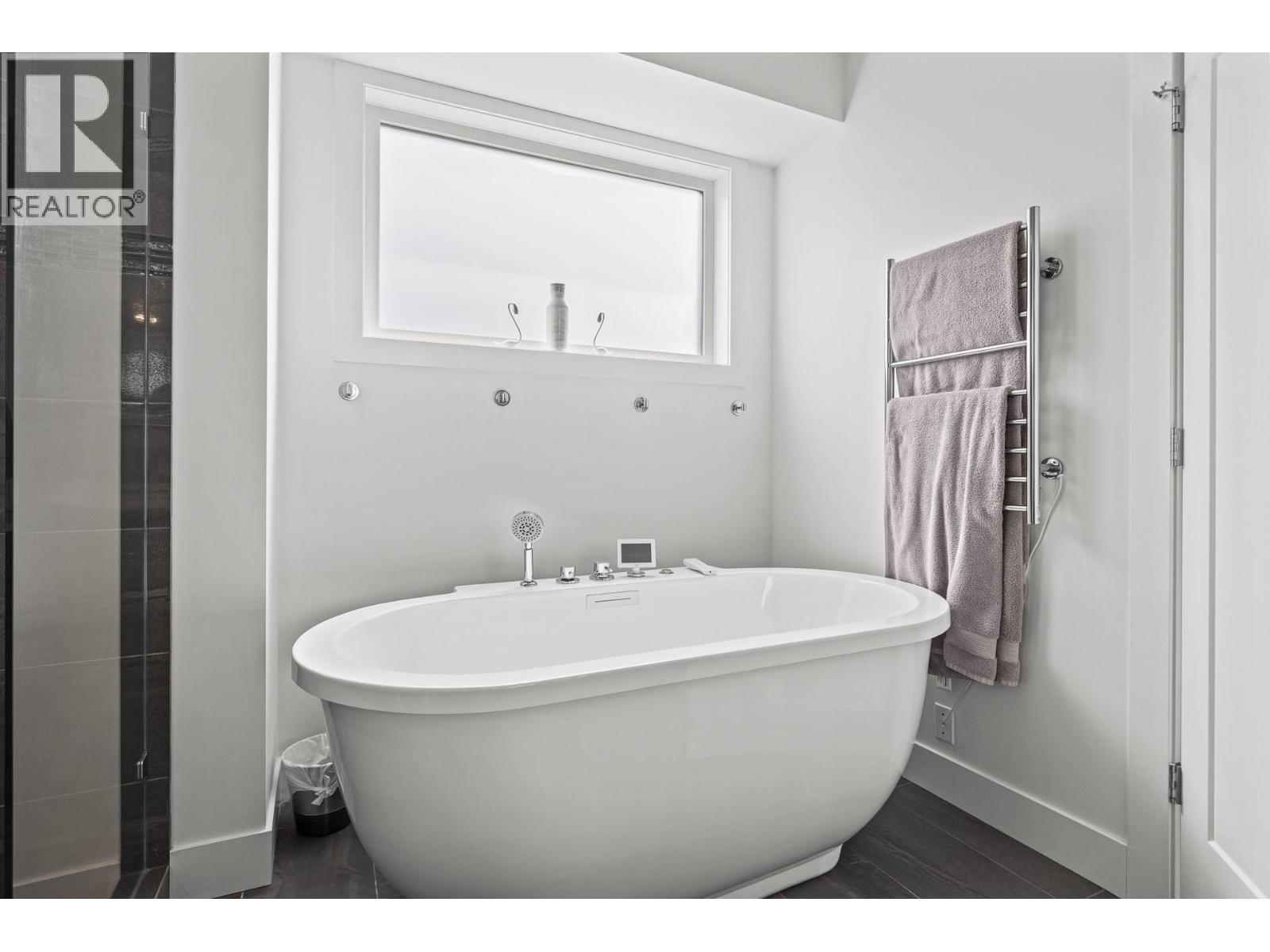 3643 Wild Rose Road, Kelowna, BC - Indoor Photo Showing Bathroom
