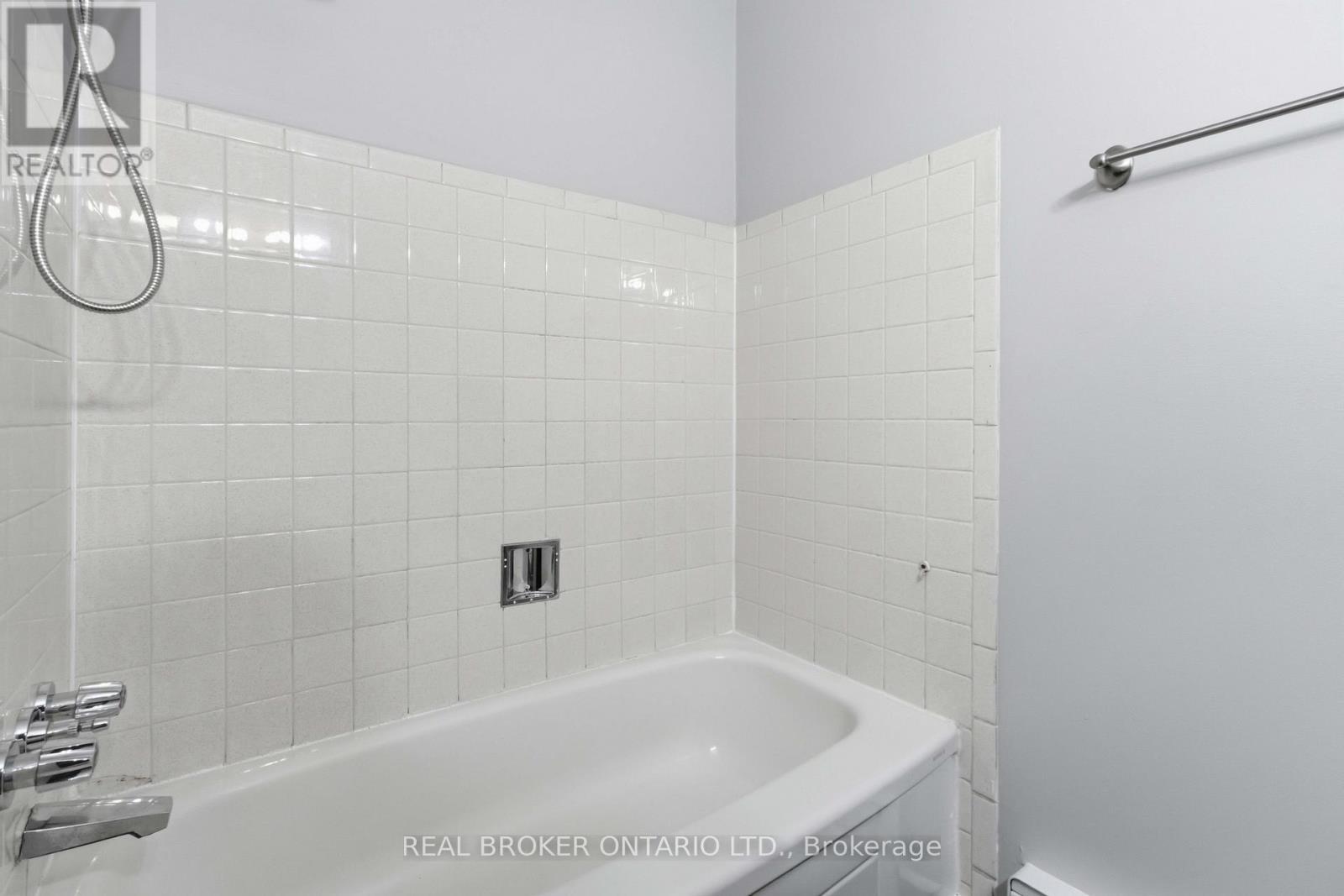 Main - 1306 Valley Drive, Oshawa, ON - Indoor Photo Showing Bathroom