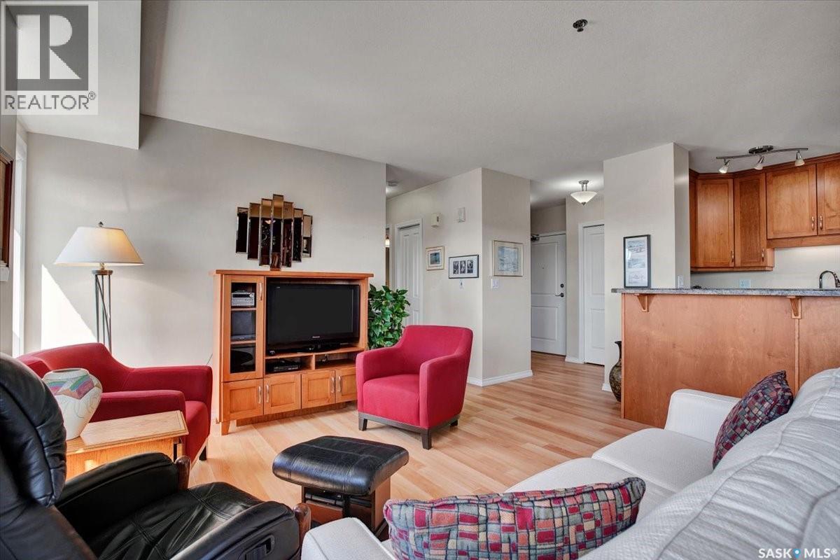 909 902 Spadina Crescent E, Saskatoon, SK - Indoor Photo Showing Living Room