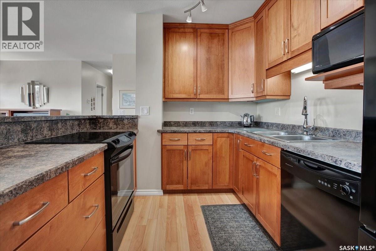 909 902 Spadina Crescent E, Saskatoon, SK - Indoor Photo Showing Kitchen With Double Sink