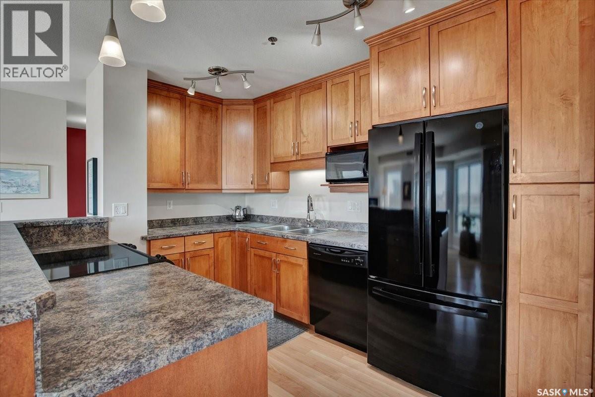 909 902 Spadina Crescent E, Saskatoon, SK - Indoor Photo Showing Kitchen With Double Sink