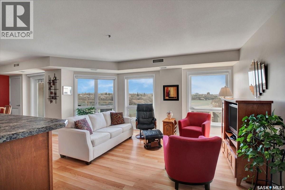 909 902 Spadina Crescent E, Saskatoon, SK - Indoor Photo Showing Living Room