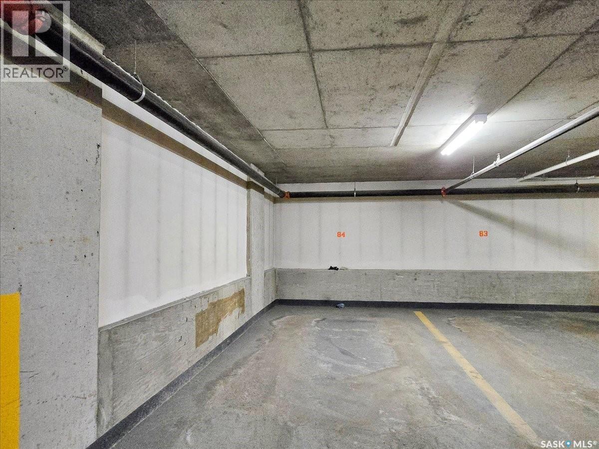 909 902 Spadina Crescent E, Saskatoon, SK - Indoor Photo Showing Garage