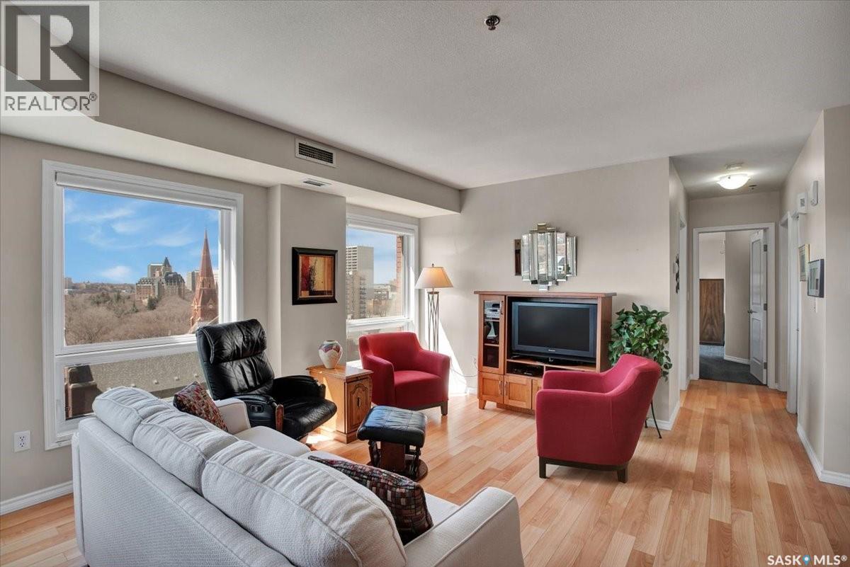 909 902 Spadina Crescent E, Saskatoon, SK - Indoor Photo Showing Living Room With Fireplace