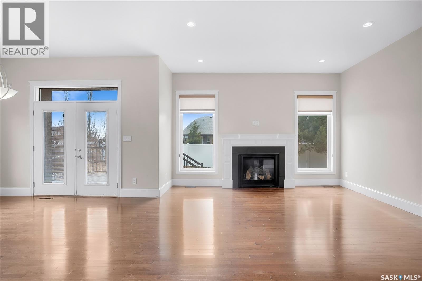 914 Paton Bay, Saskatoon, SK - Indoor Photo Showing Living Room With Fireplace