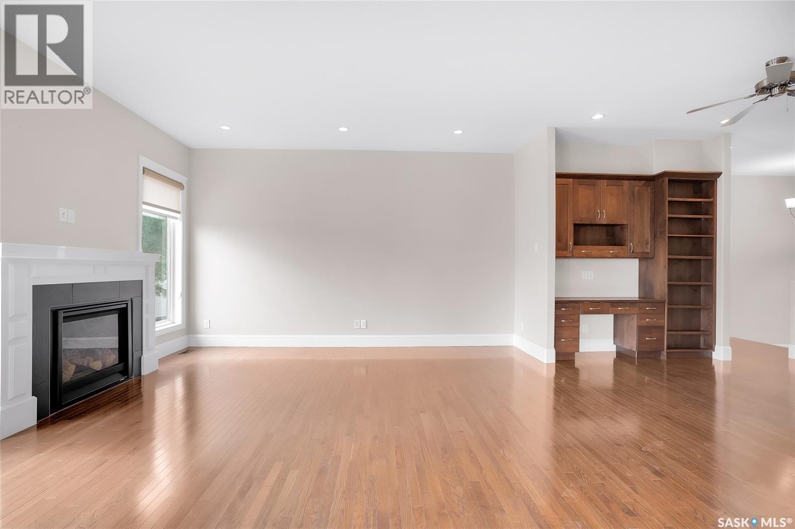 914 Paton Bay, Saskatoon, SK - Indoor With Fireplace
