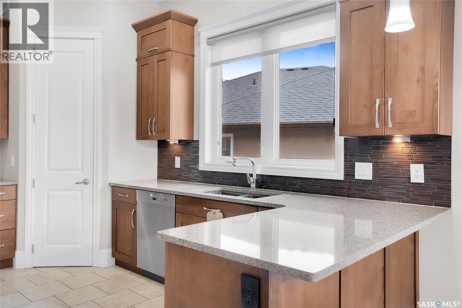 914 Paton Bay, Saskatoon, SK - Indoor Photo Showing Kitchen With Double Sink