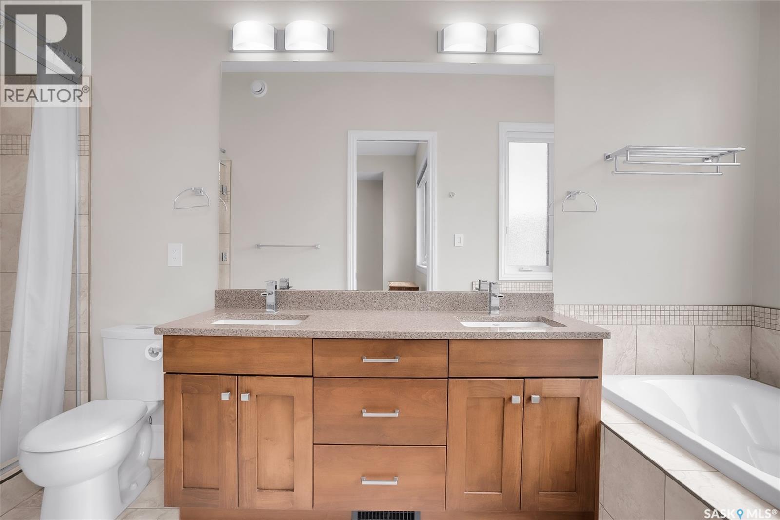 914 Paton Bay, Saskatoon, SK - Indoor Photo Showing Bathroom