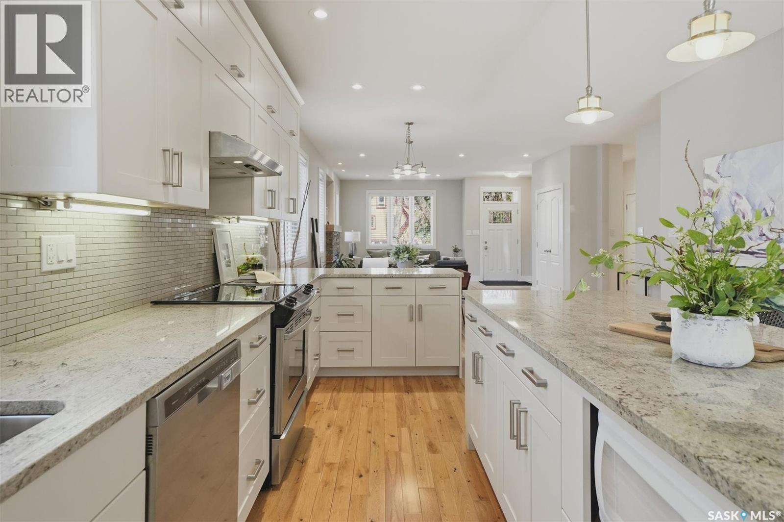 1024 Temperance Street, Saskatoon, SK - Indoor Photo Showing Kitchen With Upgraded Kitchen