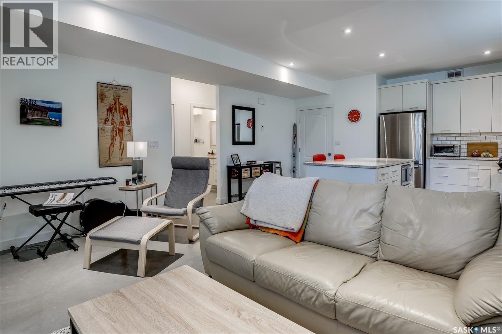 1024 Temperance Street, Saskatoon, SK - Indoor Photo Showing Living Room