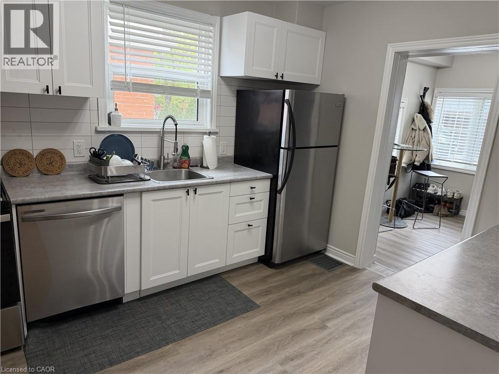 24 East 25Th Street, Hamilton, ON - Indoor Photo Showing Kitchen