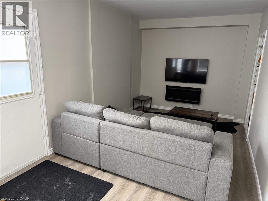 24 East 25Th Street, Hamilton, ON - Indoor Photo Showing Living Room