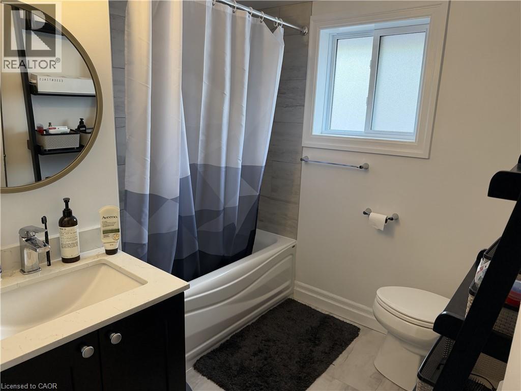 24 East 25Th Street, Hamilton, ON - Indoor Photo Showing Bathroom