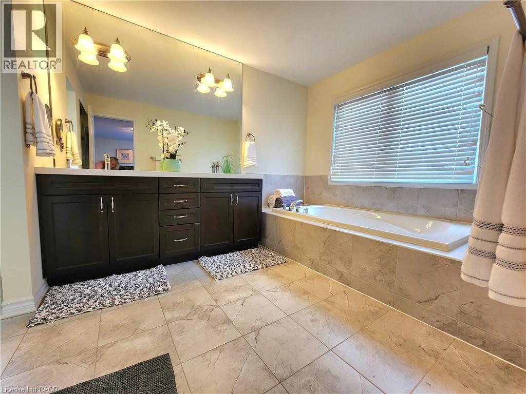 First virew of the ensuite - 259 Grovehill Crescent, Kitchener, ON - Indoor Photo Showing Bathroom