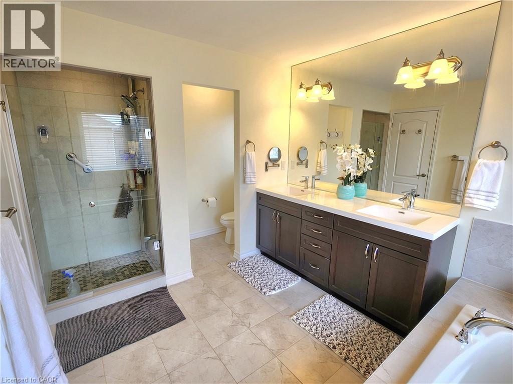 Second view of the ensuite - 259 Grovehill Crescent, Kitchener, ON - Indoor Photo Showing Bathroom