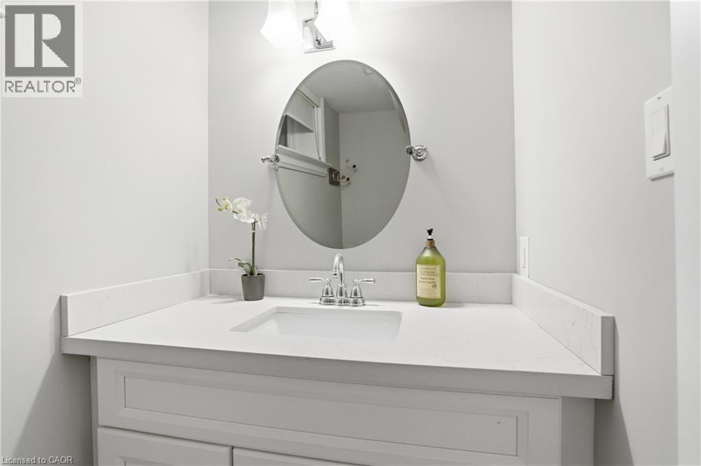 735 George Street, Burlington, ON - Indoor Photo Showing Bathroom